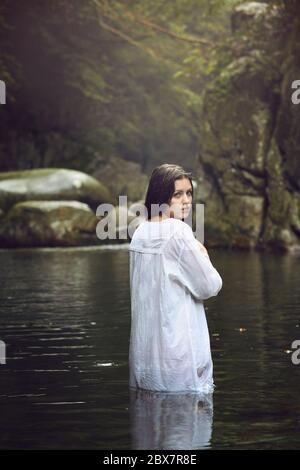 Schöne Frau posiert in einem Bergbach. Fantasie und Surreal Stockfoto