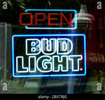 Öffnen Sie Bud Light in Neon Stockfoto