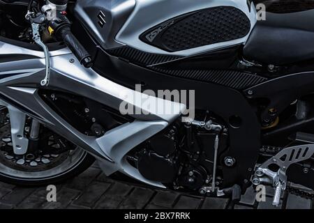 Odessa, Ukraine- 2. September 2018: Geparkte Sportbike Motorrad Karosserie-Kit und Haube Nahaufnahme Blick auf der Straße Parkplatz stehen. Stockfoto