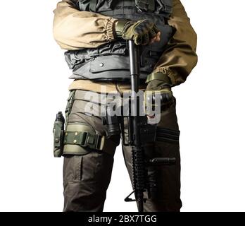 Isoliertes Nahaufnahme Foto einer männlichen Brust in brauner Militärjacke mit automatischem Gewehr, kugelsicherer Weste und Waffe in Holster Front Pose Ansicht stehen. Stockfoto