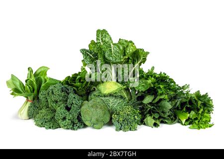 Vielfalt von grünen Blattgemüse isoliert auf weißem Hintergrund. Stockfoto