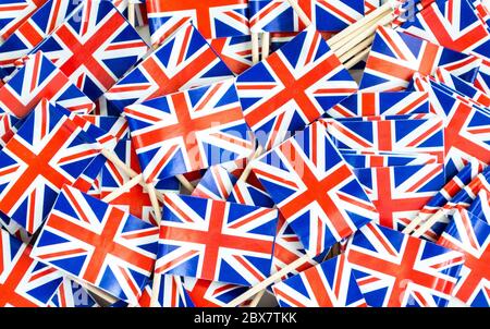 Hintergrund-Tapete-ein Durcheinander von kleinen roten, weißen und blauen British Union Jack Flagge Zahnstocher Stockfoto