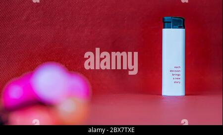 Schließen Sie den Gasfeuerzeug auf dem Tisch Stockfoto