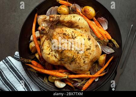 Abendessen mit gebratenem Huhn mit Gemüse und Kräutern. Ansicht von oben. Stockfoto