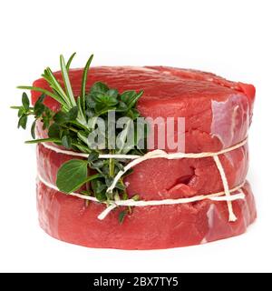 Rohes Rindersteak mit frischen Kräutern gebunden, auf Weiß isoliert. Stockfoto