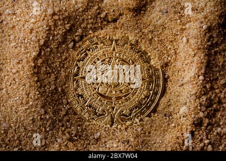 Azteken Münze im Sand oben. Stockfoto