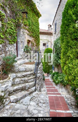 Verwinkelte enge Steinstraßen in Eze bei Nizza, Frankreich. Stockfoto