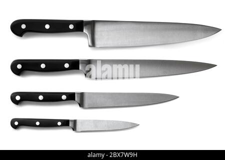 Set aus Küchenmesser aus Stahl, isoliert auf Weiß mit weichen Schatten. Umfasst Schnitzmesser, Schnitzmesser und Gebrauchsmesser. Stockfoto