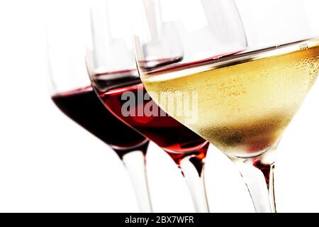 Drei Weingläser auf weißem Hintergrund. Weißwein, Rose und Rot. Stockfoto