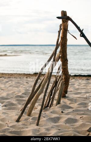 Meereslandschaft mit minimalistischem Design aus Holzstäbchen, Sommer, abstrakte Meditation beruhigendes Zen-ähnliches Konzept Stockfoto