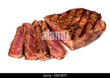 Gegrilltes Rindersteak, in Scheiben geschnitten, isoliert auf weißem Hintergrund. Stockfoto