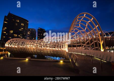 Webb Bridge, Docklands, Melbourne, Australien, bei Nacht. Stockfoto