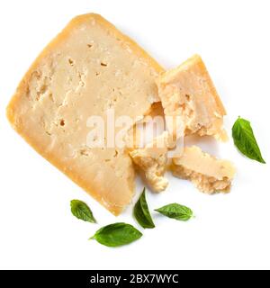 Parmesan mit frischen Basilikumblättern, isoliert auf weißem Hintergrund. Ansicht von oben. Stockfoto
