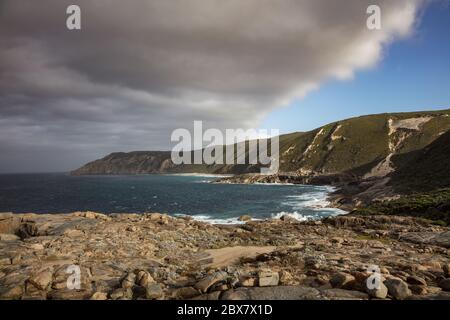 Dramatische frühes Licht und krachende Wellen in Torndirrup National Park, Albany, Western Australia Stockfoto