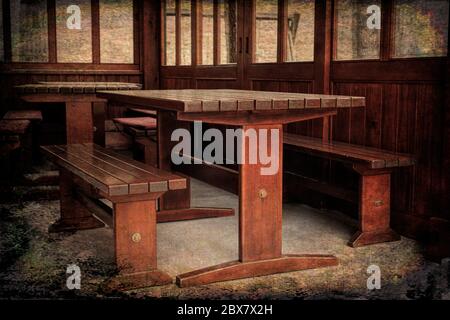 Tische und Bänke aus Massivholz in Blockhütte. Grunge-Stil Stockfoto