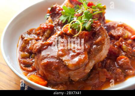 Klassischer Osso-Buco. Kalbsschenkel langsam mit Tomaten, Karotten und Zwiebeln gekocht. Herzhafte, wärmende Speisen. Stockfoto