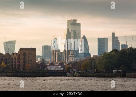 Blick auf die City of London mit berühmten Gebäuden auf der Themse Stockfoto