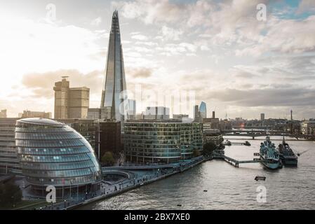 Der Shard Skyscraper und das Londoner City Hall Building Stockfoto