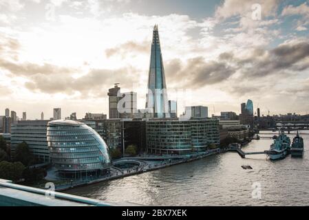 Der Shard Skyscraper und das Londoner City Hall Building Stockfoto