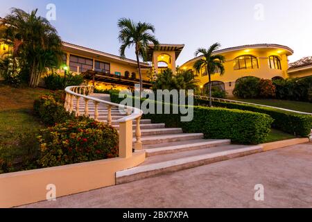 Occidental Papagayo Hotel in der Dämmerung, Guanacaste; Costa Rica; Mittelamerika Stockfoto