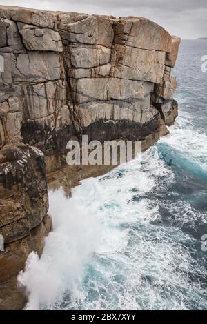 Dramatische frühe Morgenlicht und krachende Wellen an der Gap Felsformation in Torndirrup National Park, Albany, Western Australia Stockfoto