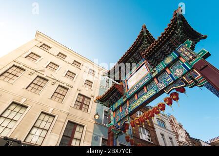 London, Großbritannien - 19. Oktober 2019: Eingang zum Chinatown-Viertel, das ein beliebtes Touristenziel in London ist. Stockfoto