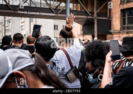 Minneapolis, Minnesota / USA - 04 2020. Juni: Black Lives Matter Protestierenden versammeln sich im Gebet für George Floyd Family Memorial Service nach minneapolis Stockfoto