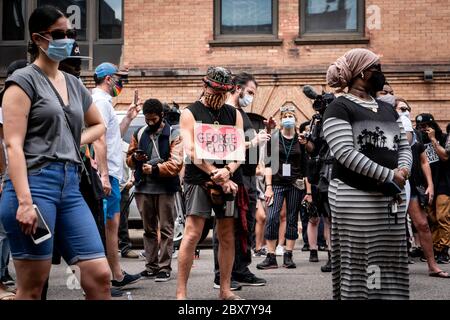 Minneapolis, Minnesota / USA - 04 2020. Juni: Black Lives Matter Protestierenden versammeln sich im Gebet für George Floyd Family Memorial Service nach minneapolis Stockfoto