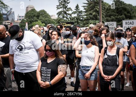 Minneapolis, Minnesota / USA - 04 2020. Juni: Black Lives Matter Protestierenden versammeln sich im Gebet für George Floyd Family Memorial Service nach minneapolis Stockfoto