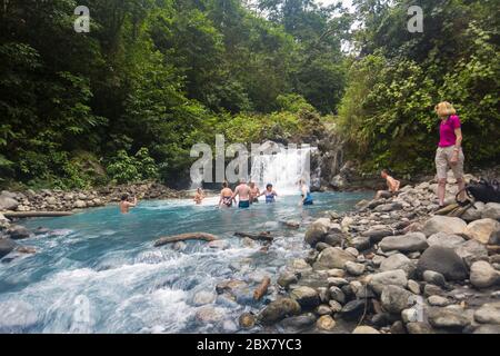 Touristen in Aguilar Blue Waterfall, Sensoria, tropischen Regenwald Reserve, Rincon de la Vieja, Provincia de Alajuela, Costa Rica Stockfoto