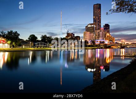 Melbourne, Australien. Yarra River mit Blick auf Princes Bridge und Southgate. Ruderbootschuppen säumen das Ufer. Stockfoto