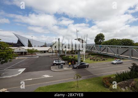 Albany Western Australia 10. November 2019 : Blick über die Fußgängerbrücke in Richtung Albany Entertainment Center Stockfoto