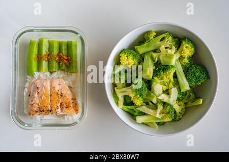 Diätmahlzeit mit frisch gedünstetem Brokkoli, Okra und Lachs Stockfoto