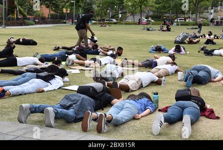 Los Angeles, USA. Juni 2020. Die Menschen nehmen an einem Protest über den Tod von George Floyd in Los Angeles, den Vereinigten Staaten, am 5. Juni 2020 Teil. Kredit: Xinhua/Alamy Live News Stockfoto