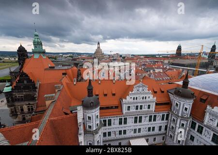 Dresden, Deutschland. Juni 2020. Blick vom Hausmannsturm über den Innenhof des Residenzpalastes auf die Altstadt mit dem Ständehaus (l-r), dem Georgentor, der Frauenkirche, dem Rathaus, dem Kulturpalast und der Kreuzkirche. Quelle: Robert Michael/dpa-Zentralbild/dpa/Alamy Live News Stockfoto