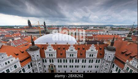 Dresden, Deutschland. Juni 2020. Blick vom Hausmannsturm über den Innenhof des Residenzpalastes auf die Altstadt mit dem Rathaus (l-r), dem Kulturpalast und der Heilig-Kreuz-Kirche. Quelle: Robert Michael/dpa-Zentralbild/dpa/Alamy Live News Stockfoto