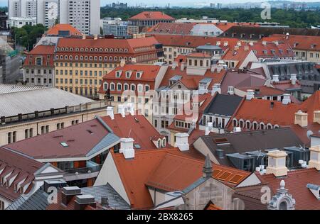 Dresden, Deutschland. Juni 2020. Blick vom Hausmannsturm auf die Altstadt mit den Häusern rund um den Neumarkt. Quelle: Robert Michael/dpa-Zentralbild/dpa/Alamy Live News Stockfoto