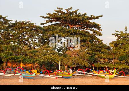 Traditionelle Jukung Fischerboote am Strand von Sanur. Bali, Indonesien Stockfoto