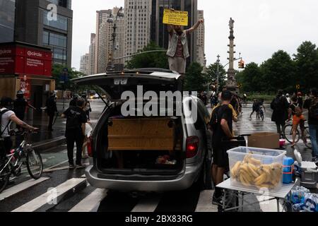 NEW YORK, NY - JUNI 05: Menschen geben Wasser und Bananen an Demonstranten weiter, während in Manhattan die Demonstrationen wegen der Ermordung von George Floyd durch einen M fortgesetzt werden Stockfoto