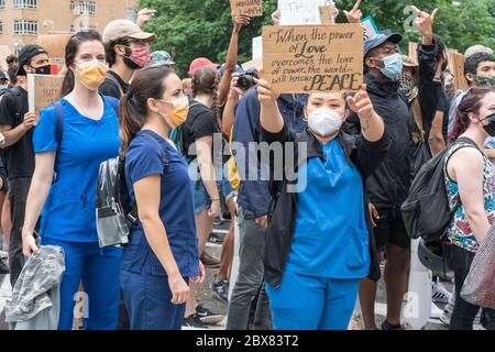NEW YORK, NY - JUNI 05: Demonstranten, einschließlich der Beschäftigten des Gesundheitswesens, marschieren und tragen Schilder, während die Demonstrationen in Manhattan wegen der Tötung von Ge Stockfoto