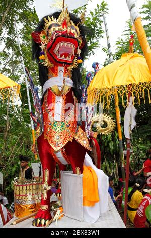 Hinduistische Feuerbestattung. Ein großer Löwenturm. Ubud, Bali, Indonesien. Stockfoto