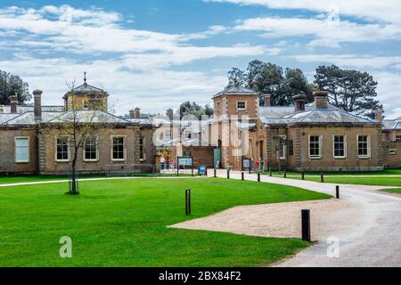 Holkham, Norfolk, England, 23. April 2019: Besucherzentrum der Holkham Hall. Holkham Hall ist ein Landhaus aus dem 18. Jahrhundert. Stockfoto