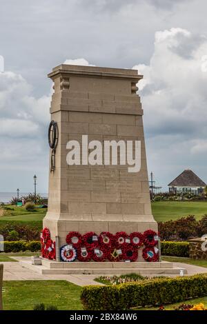 Hunstanton, Norfolk, England, Großbritannien, 24. April 2019: War Memorial, errichtet 1921, gewidmet den Gefallenen des Ersten und Zweiten Weltkriegs Stockfoto