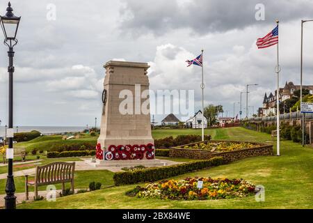 Hunstanton, Norfolk, England, Großbritannien, 24. April 2019: War Memorial, errichtet 1921, gewidmet den Gefallenen des Ersten und Zweiten Weltkriegs Stockfoto