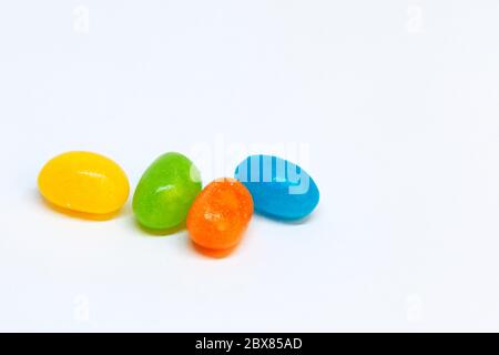 Gummibärchen auf weißem Hintergrund Stockfoto