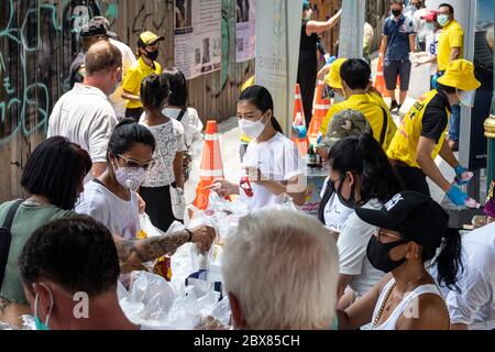 Freiwillige geben während der Covid-Pandemie in Bangkok, Thailand, an arme Menschen in der Foodbank kostenlose Nahrung Stockfoto