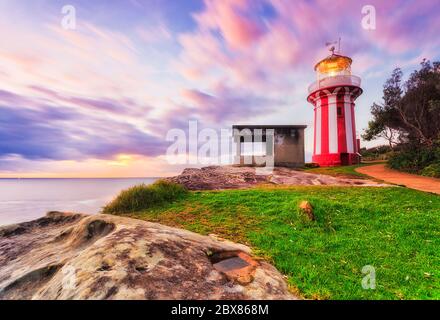 Heller Küstenmorgen mit Hornby Leuchtturm Beleuchtung Weg am Eingang zum Sydney Hafen auf South Headland. Stockfoto