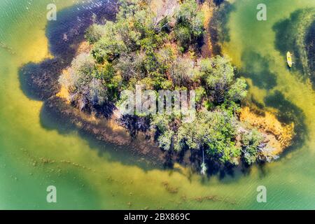 Seichtes Wasser des Narrabeen Sees und der Lagune in Sydney an einem hellen sonnigen Tag um kleine Sandinsel und Kanuboot. Stockfoto