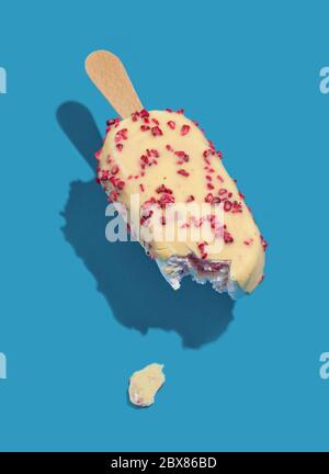Weiße Schokolade Eis schweben auf blauem Hintergrund Stockfoto