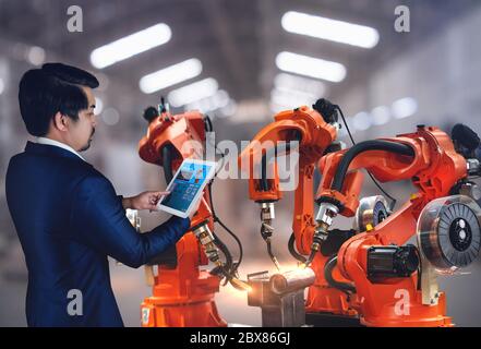 Die Roboterarme werden für die Lichtbogenschweißindustrie verwendet, technischer Ingenieur sind Steuerrobotik-Eigenschaften hohe Wiederholgenauigkeit Positioniergenauigkeit, für Qualitätsschweißen Stockfoto